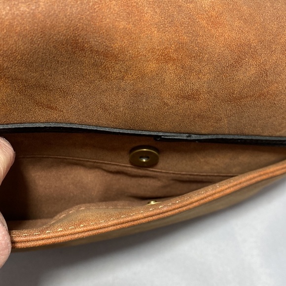 G.H. Bass & Co. tan saddle/crossbody bag - Picture 5 of 7